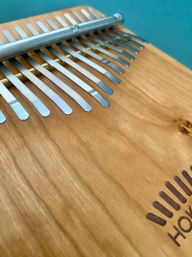 Kalimba, ein handliches Musikinstrument für Klang- und Musiktehrapie.