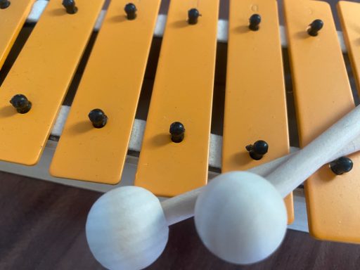 Xylophon, ein melodisches Percussion-Instrument in der Musiktherapie.