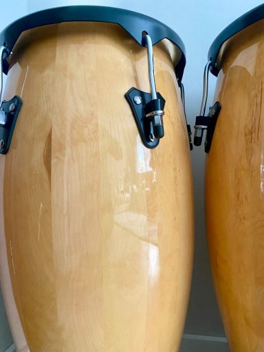 Congas in der Klang-und Musiktherapie: Entspannung und Selbstausdruck.